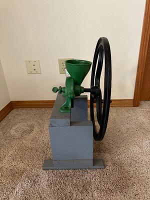 VINTAGE CAST IRON EXPORT/FAMILY GRIST MILL HAND CRANKED COFFEE/GRAIN GRINDER