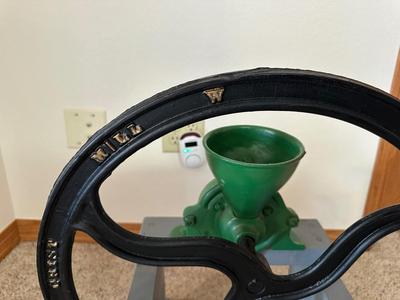 VINTAGE CAST IRON EXPORT/FAMILY GRIST MILL HAND CRANKED COFFEE/GRAIN GRINDER