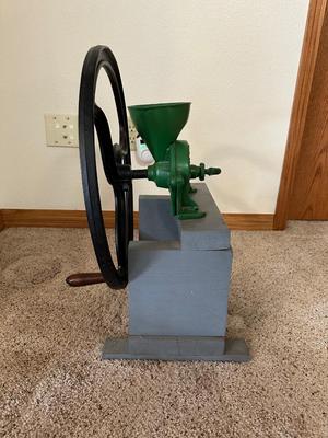 VINTAGE CAST IRON EXPORT/FAMILY GRIST MILL HAND CRANKED COFFEE/GRAIN GRINDER