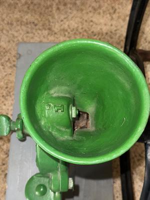 VINTAGE CAST IRON EXPORT/FAMILY GRIST MILL HAND CRANKED COFFEE/GRAIN GRINDER