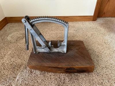 VINTAGE CE POTTER CAST IRON WALNUT CRACKER