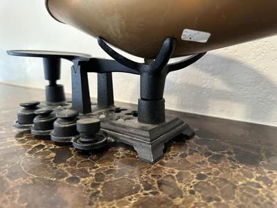 VINTAGE CAST IRON AND BRASS TABLETOP MERCANTILE BALANCE SCALE WITH WEIGHTS