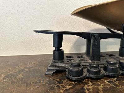 VINTAGE CAST IRON AND BRASS TABLETOP MERCANTILE BALANCE SCALE WITH WEIGHTS