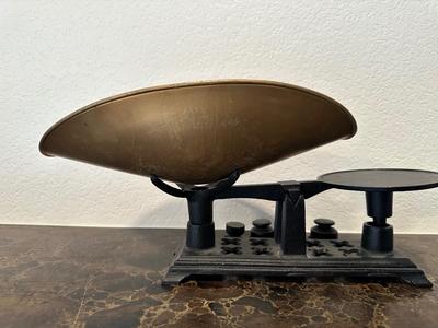 VINTAGE CAST IRON AND BRASS TABLETOP MERCANTILE BALANCE SCALE WITH WEIGHTS