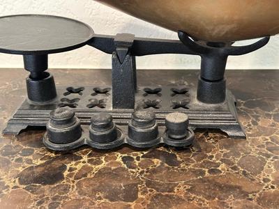 VINTAGE CAST IRON AND BRASS TABLETOP MERCANTILE BALANCE SCALE WITH WEIGHTS