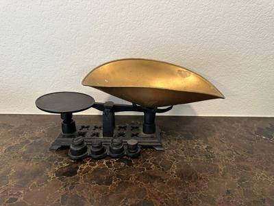 VINTAGE CAST IRON AND BRASS TABLETOP MERCANTILE BALANCE SCALE WITH WEIGHTS