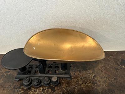 VINTAGE CAST IRON AND BRASS TABLETOP MERCANTILE BALANCE SCALE WITH WEIGHTS