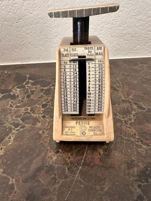 VINTAGE BRASS BALANCE SCALE AND VINTAGE PELOUZE PETITE MODEL P-1 POSTAL SCALE