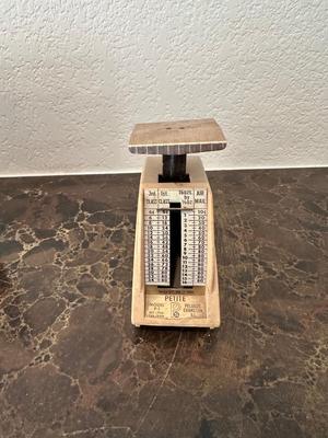 VINTAGE BRASS BALANCE SCALE AND VINTAGE PELOUZE PETITE MODEL P-1 POSTAL SCALE