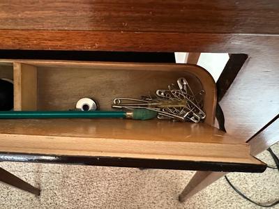 VINTAGE SINGER ELECTRIC SEWING MACHINE MODEL 99K HOUSED INSIDE SINGER WOODEN FOLD OUT CABINET