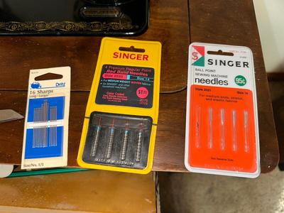 VINTAGE SINGER ELECTRIC SEWING MACHINE MODEL 99K HOUSED INSIDE SINGER WOODEN FOLD OUT CABINET