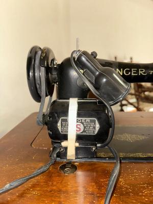 VINTAGE SINGER ELECTRIC SEWING MACHINE MODEL 99K HOUSED INSIDE SINGER WOODEN FOLD OUT CABINET