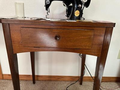 VINTAGE SINGER ELECTRIC SEWING MACHINE MODEL 99K HOUSED INSIDE SINGER WOODEN FOLD OUT CABINET