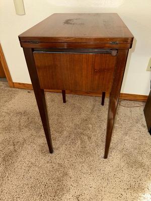 VINTAGE SINGER ELECTRIC SEWING MACHINE MODEL 99K HOUSED INSIDE SINGER WOODEN FOLD OUT CABINET