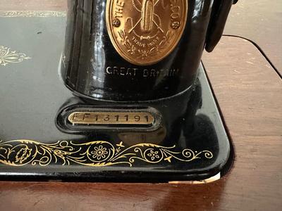 VINTAGE SINGER ELECTRIC SEWING MACHINE MODEL 99K HOUSED INSIDE SINGER WOODEN FOLD OUT CABINET