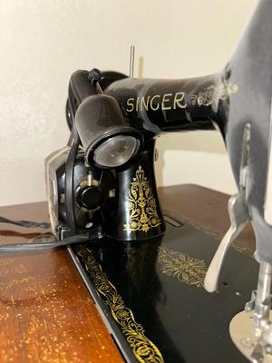 VINTAGE SINGER ELECTRIC SEWING MACHINE MODEL 99K HOUSED INSIDE SINGER WOODEN FOLD OUT CABINET