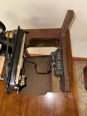 VINTAGE SINGER ELECTRIC SEWING MACHINE MODEL 99K HOUSED INSIDE SINGER WOODEN FOLD OUT CABINET