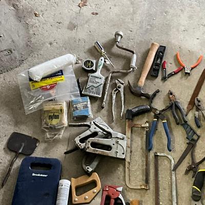 949 Large Assortment Of Hand Tools & Paint Accessories