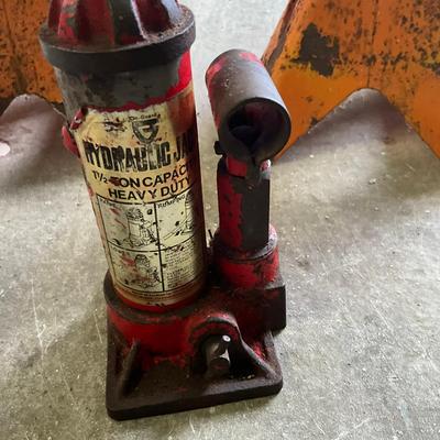 10322 Hydraulic 1.5 Ton Jack With Three Orange Jack Stands