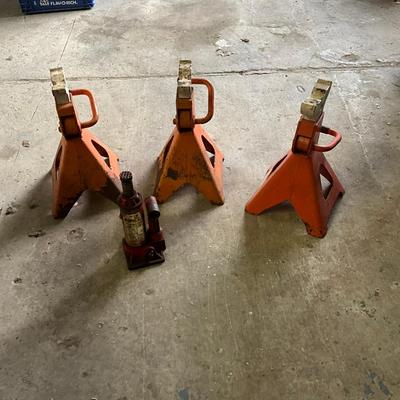 10322 Hydraulic 1.5 Ton Jack With Three Orange Jack Stands