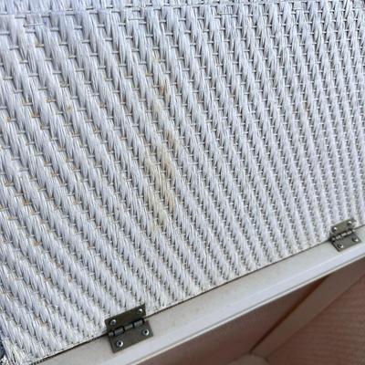 White Retro Wicker Style Laundry Hamper with Lid