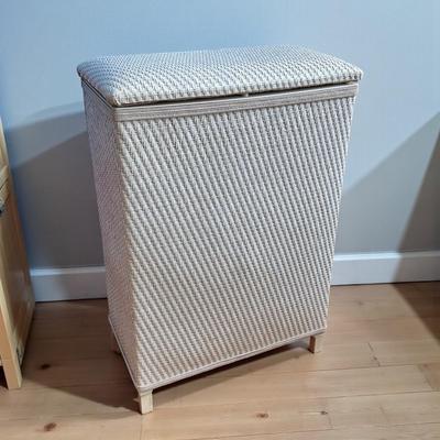 White Retro Wicker Style Laundry Hamper with Lid
