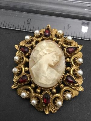 Opulent Florenza Faux Pearl Ruby Shell Cameo