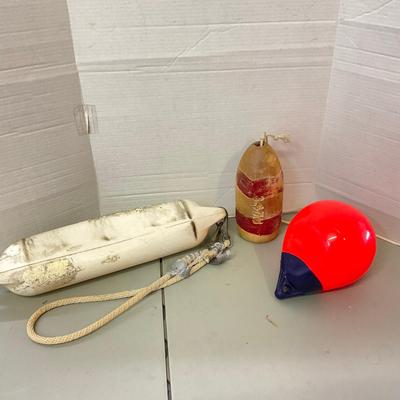 1078 Lot Of Three Buoys And Fishing Floats