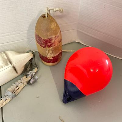 1078 Lot Of Three Buoys And Fishing Floats