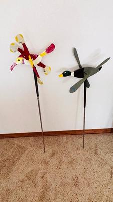 THE ROADRUNNER AND THE MALLARD FLYERS YARD ART