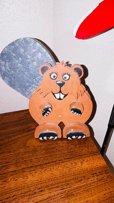 THE CARDINAL STAKED YARD ART AND A WOODEN BEAVER