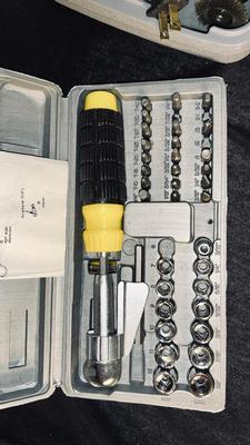 DREMEL TOOL, ANGLE DRIVER RATCHETING SCREW DRIVER AND A HOT DRIVER FLEXIBLE RATCHETING SCREWDRIVER