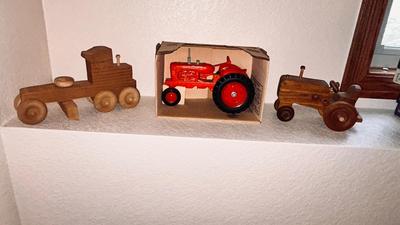1985 ERTL ALLIS-CHALMERS TOY DIE CAST TRACTOR AND HANDMADE WOODEN TOYS