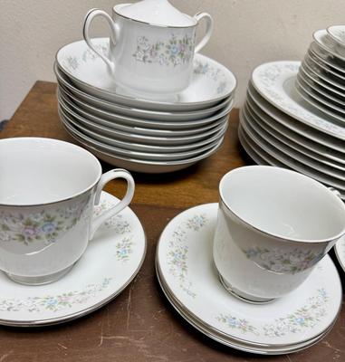 Sale Photo Thumbnail #487: 8 Dinner plates, 8 Bowls, 8 Bread plates, 6 Saucers, 6 cups, Platter, Veggie Bowl, Sugar Bowl (missing 2 cups and creamer). Pieces are in very good condition.