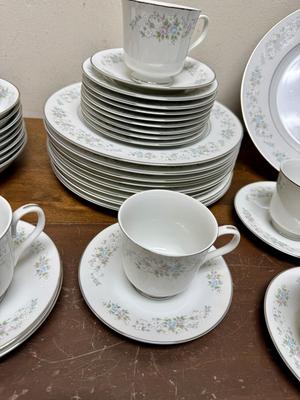 Sale Photo Thumbnail #486: 8 Dinner plates, 8 Bowls, 8 Bread plates, 6 Saucers, 6 cups, Platter, Veggie Bowl, Sugar Bowl (missing 2 cups and creamer). Pieces are in very good condition.