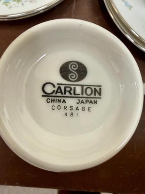 Sale Photo Thumbnail #488: 8 Dinner plates, 8 Bowls, 8 Bread plates, 6 Saucers, 6 cups, Platter, Veggie Bowl, Sugar Bowl (missing 2 cups and creamer). Pieces are in very good condition.