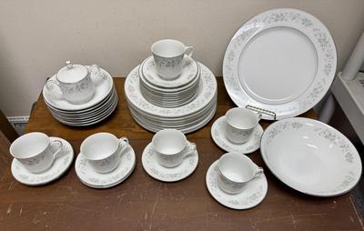 Sale Photo Thumbnail #484: 8 Dinner plates, 8 Bowls, 8 Bread plates, 6 Saucers, 6 cups, Platter, Veggie Bowl, Sugar Bowl (missing 2 cups and creamer). Pieces are in very good condition.