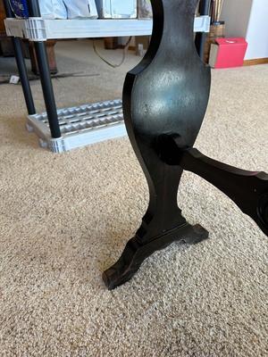 VINTAGE SIDE TABLE AND A BEACON HAND BLOWN GLASS BLUE COIN DOT VASE