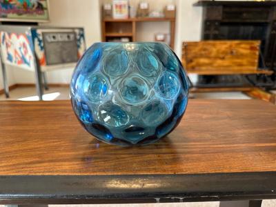VINTAGE SIDE TABLE AND A BEACON HAND BLOWN GLASS BLUE COIN DOT VASE