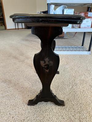 VINTAGE SIDE TABLE AND A BEACON HAND BLOWN GLASS BLUE COIN DOT VASE