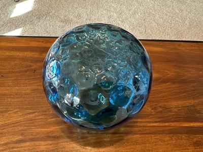 VINTAGE SIDE TABLE AND A BEACON HAND BLOWN GLASS BLUE COIN DOT VASE