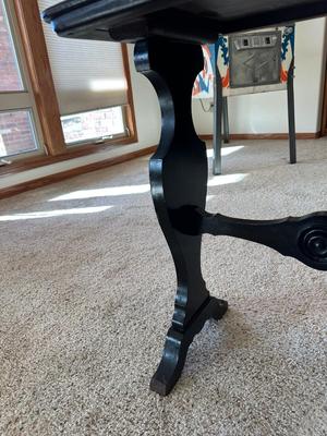VINTAGE SIDE TABLE AND A BEACON HAND BLOWN GLASS BLUE COIN DOT VASE