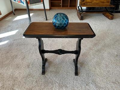 VINTAGE SIDE TABLE AND A BEACON HAND BLOWN GLASS BLUE COIN DOT VASE