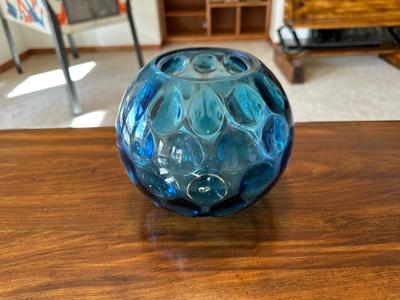 VINTAGE SIDE TABLE AND A BEACON HAND BLOWN GLASS BLUE COIN DOT VASE
