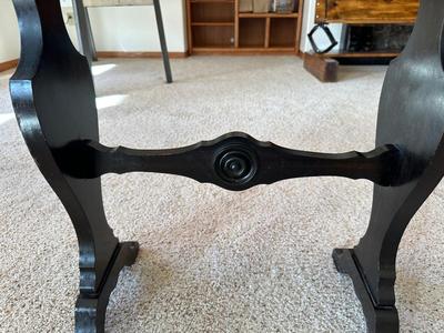 VINTAGE SIDE TABLE AND A BEACON HAND BLOWN GLASS BLUE COIN DOT VASE