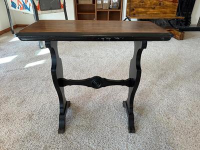 VINTAGE SIDE TABLE AND A BEACON HAND BLOWN GLASS BLUE COIN DOT VASE