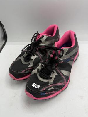 Tennis shoes size 9.5