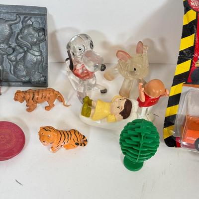 LOT 68: Vintage Kiddie Products Inc. Poly Santas, Paperboard Father Christmas Wall Decor, Painting, Toys