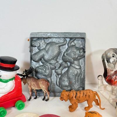 LOT 68: Vintage Kiddie Products Inc. Poly Santas, Paperboard Father Christmas Wall Decor, Painting, Toys