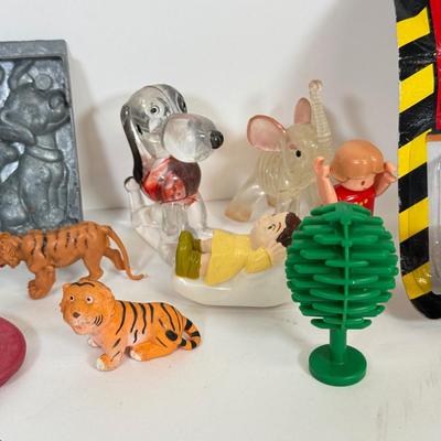 LOT 68: Vintage Kiddie Products Inc. Poly Santas, Paperboard Father Christmas Wall Decor, Painting, Toys